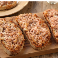 Bruschetta con Salsiccia